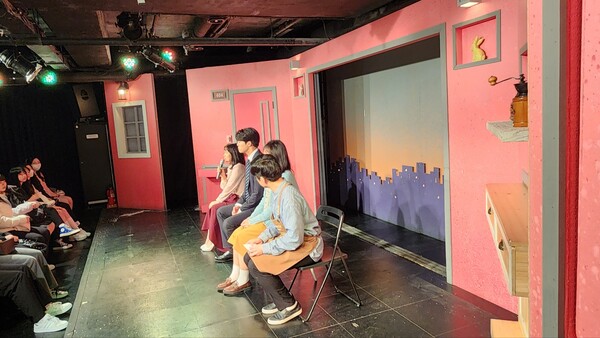 대학로 로맨틱 코미디 연극 ‘운빨로맨스’, 관객과의 대화 한 장면[사진=DPS Company]