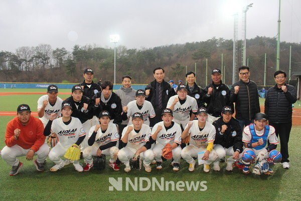 신안산대학교 야구부 창단 첫경기승리후 기념촬영을 하고 있다. [사진= 신안산대학교]