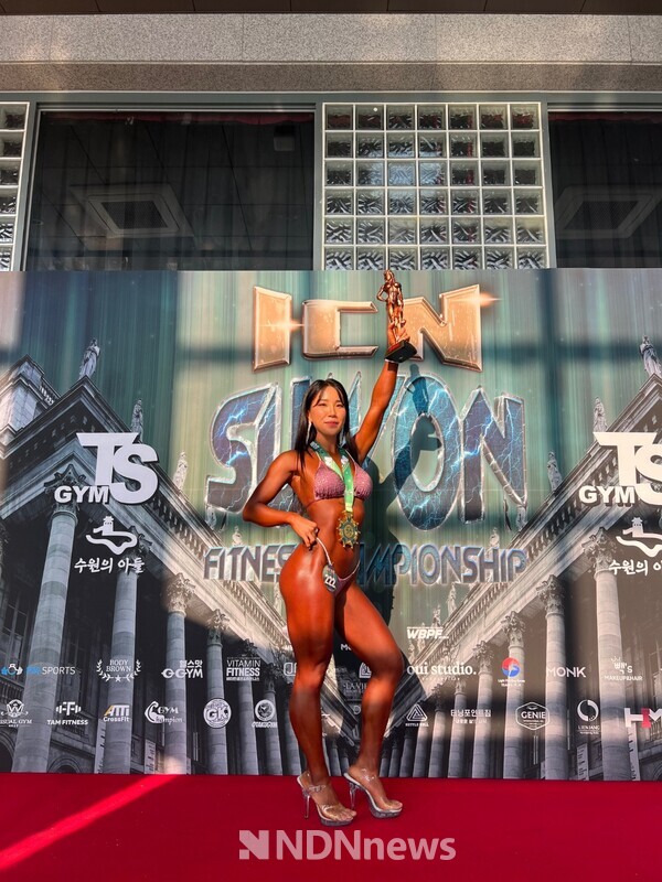 지난 2일 경기도 화성시 봉담읍 장안대학교 체육관에서 열린 ‘2023 ICN 수원 피트니스 챔피언십’에서 웰니스 종목 우승한 김민성 선수가  화려한 자태를 뽐내고 있다.[사진=엔디엔뉴스]