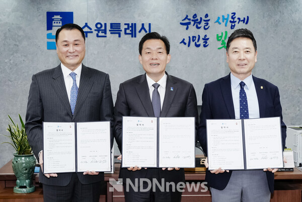 이재준 수원시장(가운데), 이호진 대한아이스하키협회장(왼쪽), 조강훈 수원시아이스하키협회장이 협약 후 함께하고 있다.[사진=수원특례시] 