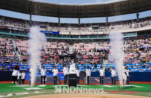 이재준 시장(왼쪽 4번째) 등 참석자들이 KT 위즈의 창단 10주년을 축하하고 있다.[사진=수원특례시] 