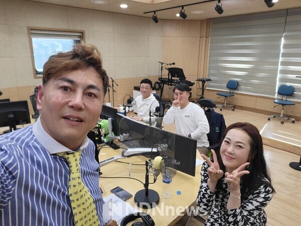 사진 / 제주 TBN 교통방송 녹화중 셀카 포즈하고 있는 가수 주재형, 가수 김가현, 교통방송 프로듀서님들....