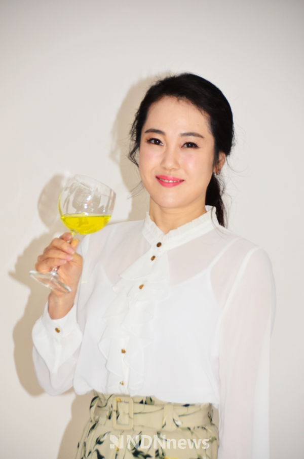 사진 / 가수 김가현, 신곡 앨범 발표 복귀 와인 건배제의 화보