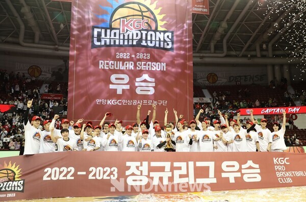 안양KGC 농구팀이 정규리그 우승 후 기념사진을 찍고 있다.[사진=안양시]