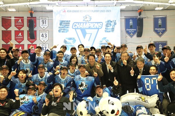 HL안양 하이스하키단이 통합우승 후 단체사진을 찍고 있다.[사진=안양시]