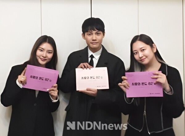 배우 김명호와 사진촬영 / 사진제공 = 인터비디