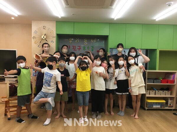 수업듣고 즐거워하고 있는 학생들 기념사진촬영 / 사진제공 광진문화원 문화사업팀