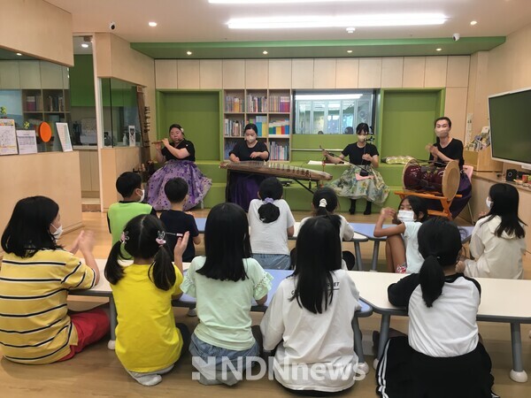 수업을 열심히 듣고 있는 학생들 / 사진제공 = 광진문화원 문화사업팀