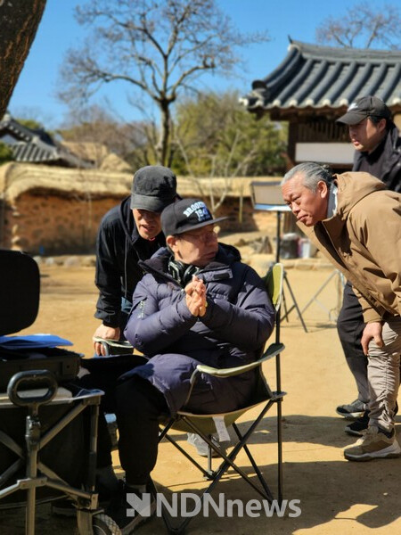 봉회장 감독, 오선교 미술감독과 촬영모니터보며 대화 나누고 있다 / 사진제공 남양주예총