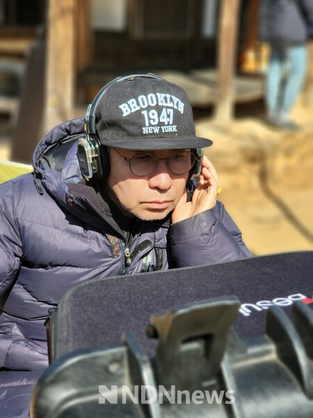 모니터에 집중하고 있는 봉회장 감독 / 사진제공 = 윤정기 스틸사진작가