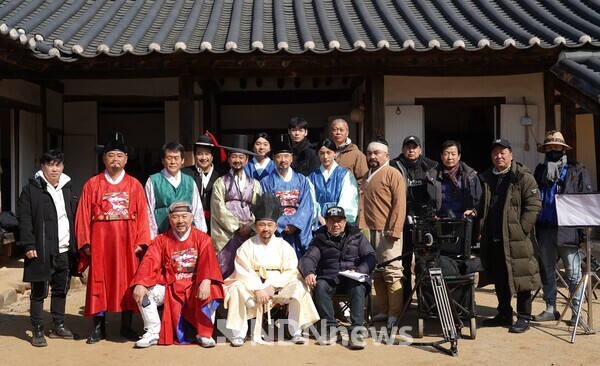 영화 '목민심서' 스탭 및 출연배우 기념사진 촬영 / 사진제공 = 윤정기 스틸사진작가