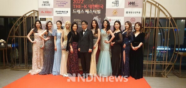 사진 / 기념사진촬영하고 있는 안병천 대회장과 수상자