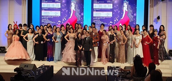 안병천 대회장과 모델들과 수상자 단체 기념사진촬영 / 사진촬영 김인식 기자