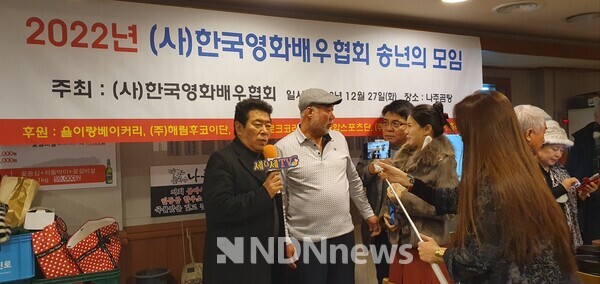 배우 김동현 배우협회 부이사장, 이진영 이사장, 장재문 사무총장, 중국 세나세 TV 인터뷰에 응하고 있다 / 사진제공 한국영화배우협회