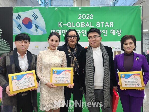 영화인총연합회 김인식 대외협력위원장, 배우 나예린, 영화감독 한명구(총연출), 배우협회 장재문 사무총장, 가수 김류경 수상 포토월 기념사진촬영 / 사진제공 잡포스트