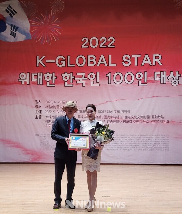 사진 / 이우철 본부장, 배우 나예린과 시상후 기념사진 촬영