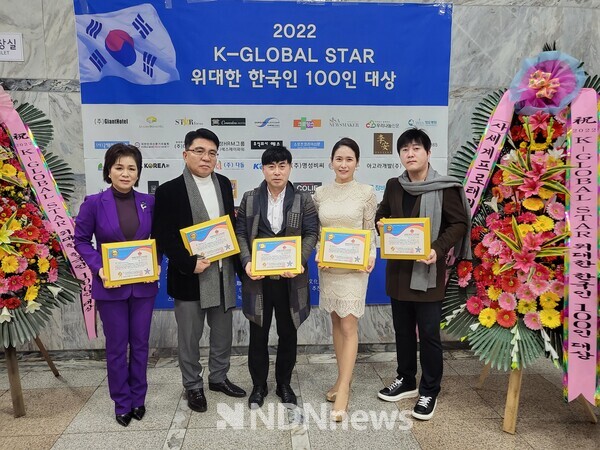 사진 / 가수 김류경,  장재문 사무총장, 김인식 기획총감독, 배우 나예린, 김홍일 잡포스트 대표 수상 기념사진 촬영