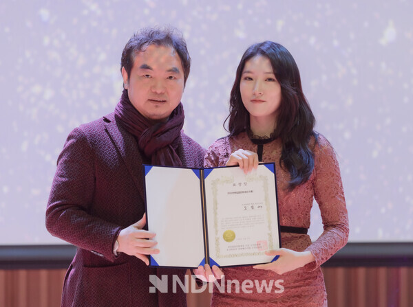 함서현 협회장과 배우 오은아 아티스트 우정상 수상 기념사진 촬영 / 사진촬영 김웅 작가