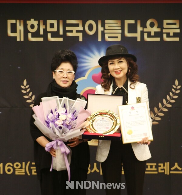 사진 / 수상 기념사진촬영하는 모델 차정민