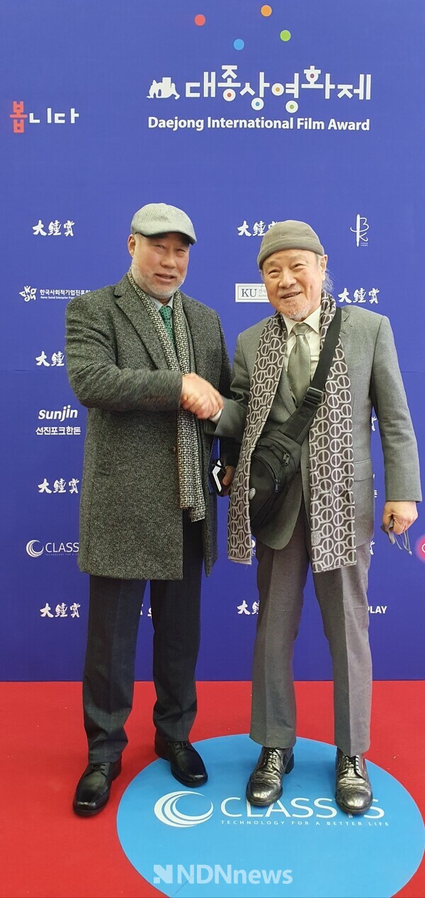 이진영 영화배우협회 이사장과 이장호 대종상영화제 조직위원장이 개막 포토월에서 악수를 나누고 있다. / 사진제공 잡포스트