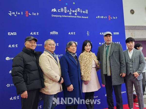 오요섭감독, 박희진 이사, 권성룡 무술감독, 배우 한윤경, 이진영 영화배우협회 이사장, 김인식 영화배우협회 기획총감독 포투월 기념사진 촬영 / 사진제공 잡포스트