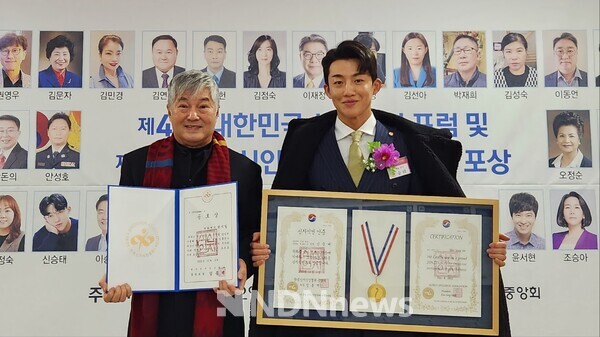 사진 / 배우 한지일, 미스터트롯 가수 신승태 공로상 수상 기념사진 촬영