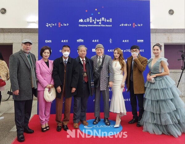 영화배우협회 이진영 이사장, 배우 김류경, 이장호 대종상영화제 조직위원장(중), 배우 문송희, 배누 나예린 포토월 기념사진 촬영 / 사진제공 잡포스트