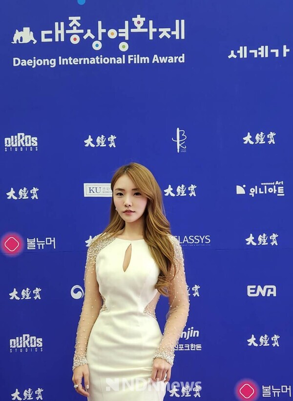 아름다운 드레스 포즈 빛내고 있는 문송희 58회 '대종상영화제' / 사진제공 잡포스트