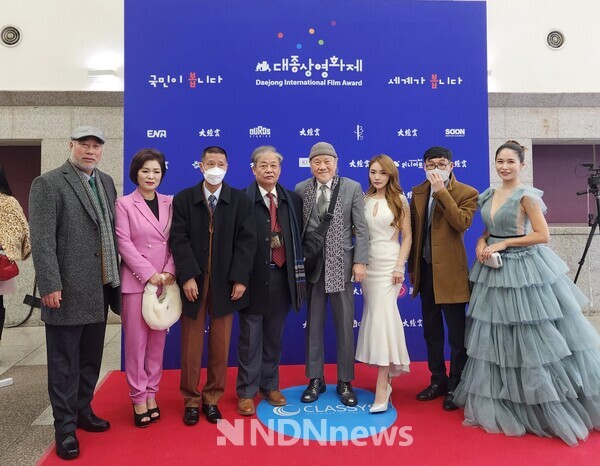 이진영 영화배우협회 이사장, 배우 김류경, 이장호 감독 대종상영화제 조직위원장, 배우 문송희, 배우 나예린 포토월 사진촬영 / 사진제공 잡포스트