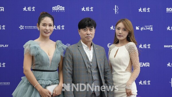 배우 나예린, 한국영화배우협회 기획총감독 김인식, 배우 문송희 58회 대종상영화제 포토월 사진촬영 / 사진제공 잡포스트