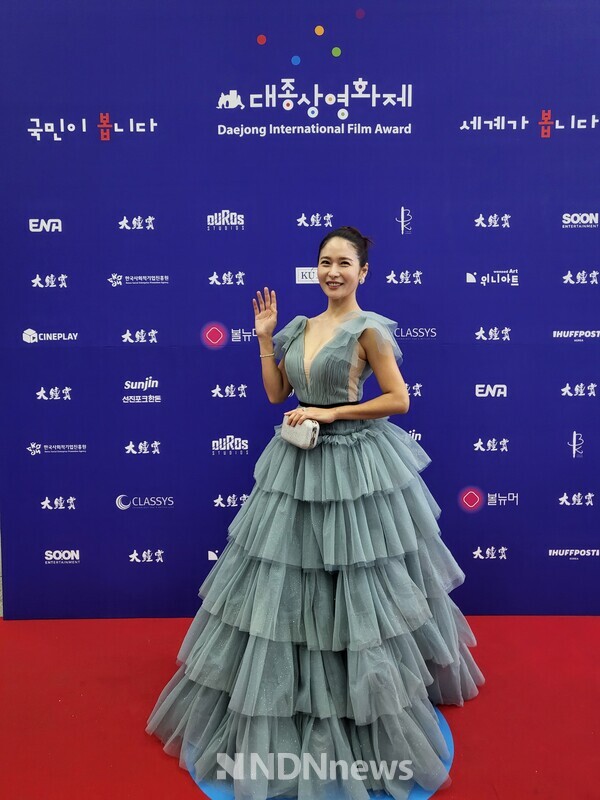 58회 대종상영화제 레드카펫 포토월에서 팬들에게 손을 흔들어주거고있는 배우 나예린 / 사진제공 잡포스트