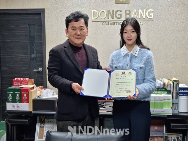 동방코스메틱 차영환 대표, 배우 손승현 위촉장 수여 기념사진촬영 / 사진제공 대우패션그룹