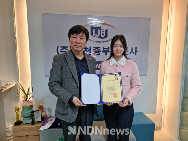 국제반려동물문화축제-국제반려동물영화제 홍보모델 위촉식 기념촬영 "김재수 이사장, 배우 손승현" / 사진제공 대우패션그룹