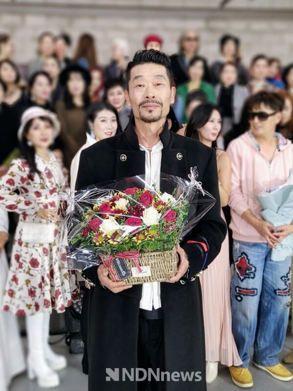 시니어모델 윤준호 제9회 한부모가정돕기 패션쇼 참여 / 사진제공 실버아이티비