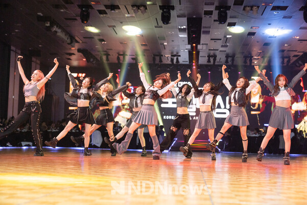 대한한국모델대상 시상식에서 신인상 수상. 공연하고 있는 걸그룹 케플러 / 사진제공 아시아모델협회