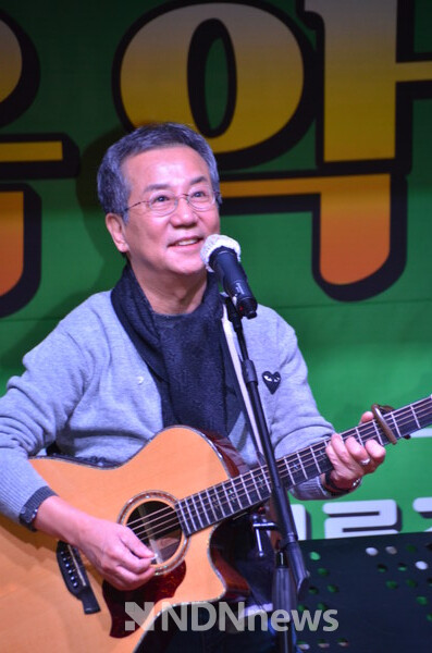 특별축하공연을 하고 있는 국민포크가수 하일청 / 사진촬영 김인식 기자