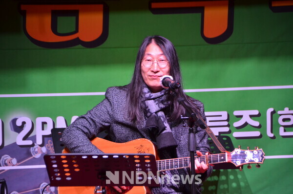 축하공연을 하고 있는 가수 배재혁 / 사진촬영 김인식 기자