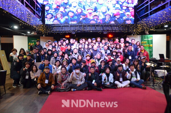 한국통기타협회 회원 출연진 단체사진촬영 / 사진촬영 김인식 기자