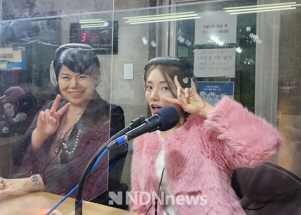 게스트로 출연, 진행하고 있는 가수 채정원, 가수 문송희, / 사진제공 김류경의 추억의음악다방