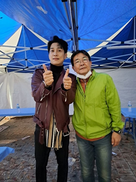 가수 김원준과 기자