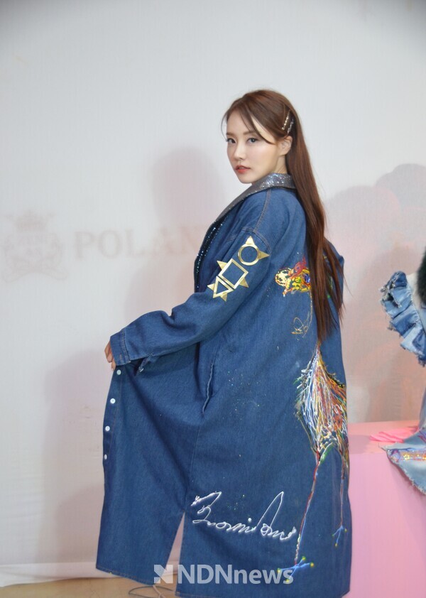 제니안 디자이너의 봉화을 등에 업고 쇼를 진행한 문소리 / 사진촬영 김인식 기자