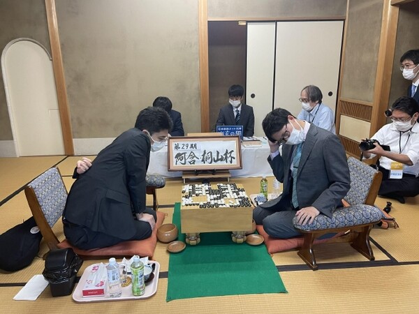 제29기 일본아함동산배 결승전 히라타도모야(좌)과 일본 최강자 이야마유타의 대국 모습(사진=일본기원)