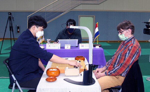 김정선 선수가 가장 힘들었다고 이야기한 네덜란드 반 자이스트 로버트 선수와의 대국 모습(사진=대한바둑협회 제공)