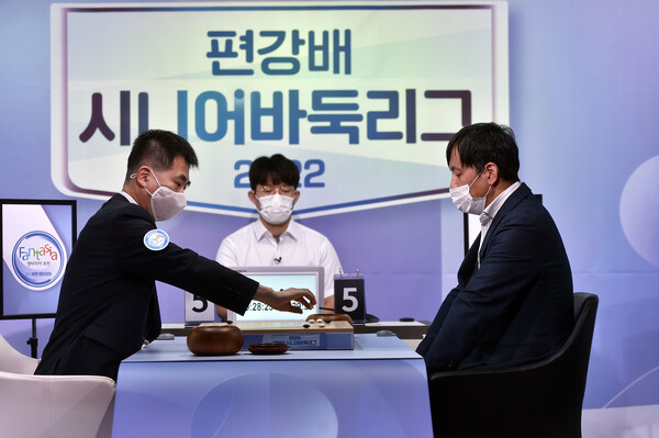 최규병 9단(왼쪽)이 김승준 9단을 상대로 1000번째 승리를 거뒀다. (사진=한국기원 제공)