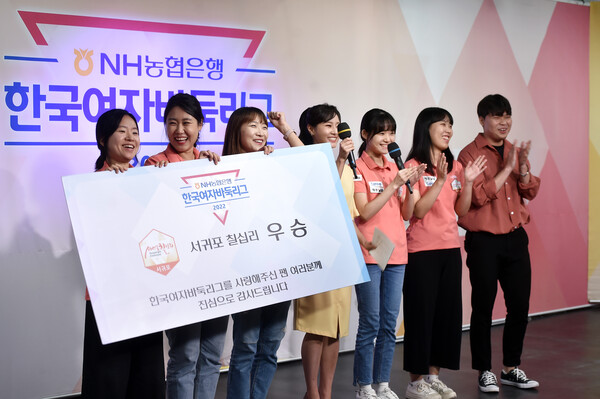 서귀포 칠십리 선수단의 우승 인터뷰 장면(사진=한국기원 제공)