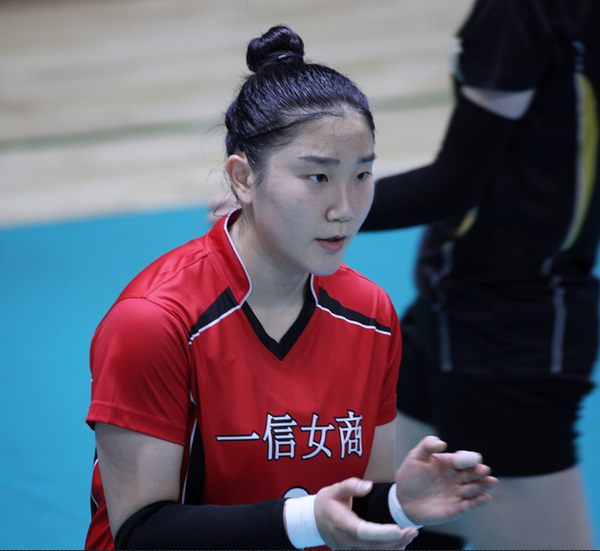 흥국생명에 입단이 확정된 일신여상 김민지 선수가 화이팅을 외치고 있다 {사진=일신여상 ]