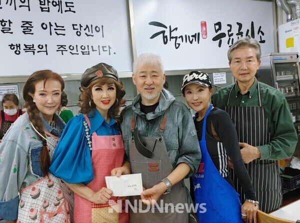 모델 송기화, 차정민대표, 송내 향기네무료급식소 임성택대표, 모델 오혜경, 소남섭 / 사진제공 씨나시니어종합예술원