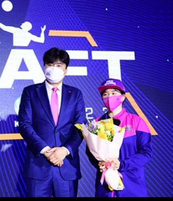 흥국생명 권순찬 감독이 일신여상 김민지 선수를 지명후 기념촬영을 하고 있다[사진=NDNnews]