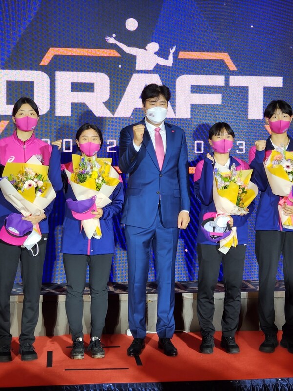 흥국생명 권순찬 감독이 일신여상 김민지 선수를 지명후 기념촬영을 하고 있다[사진=NDNnews]