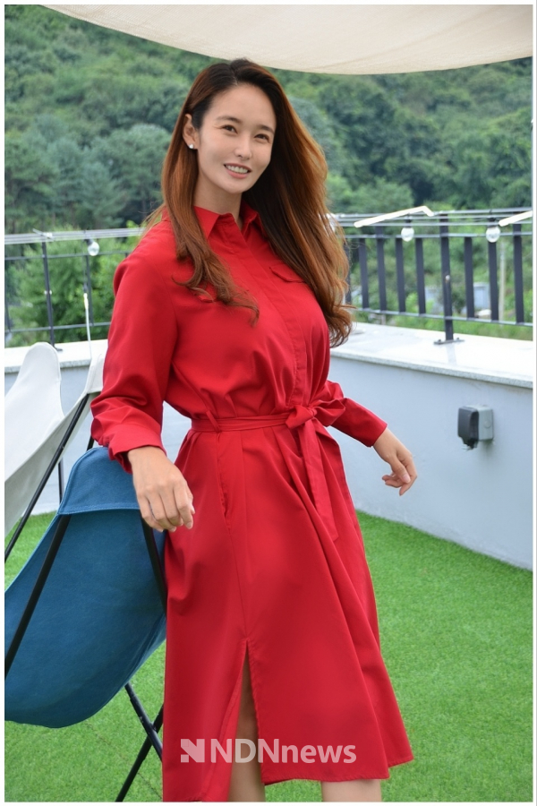 빨강색을 좋아한다는 배우 나예린 아름다운 미소 화보 공개 / 사진촬영 김인식 기자